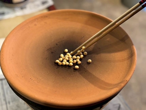 *ほうろくで福豆を煎る